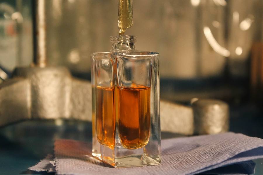 قنينة عطر فاخرة على صينية